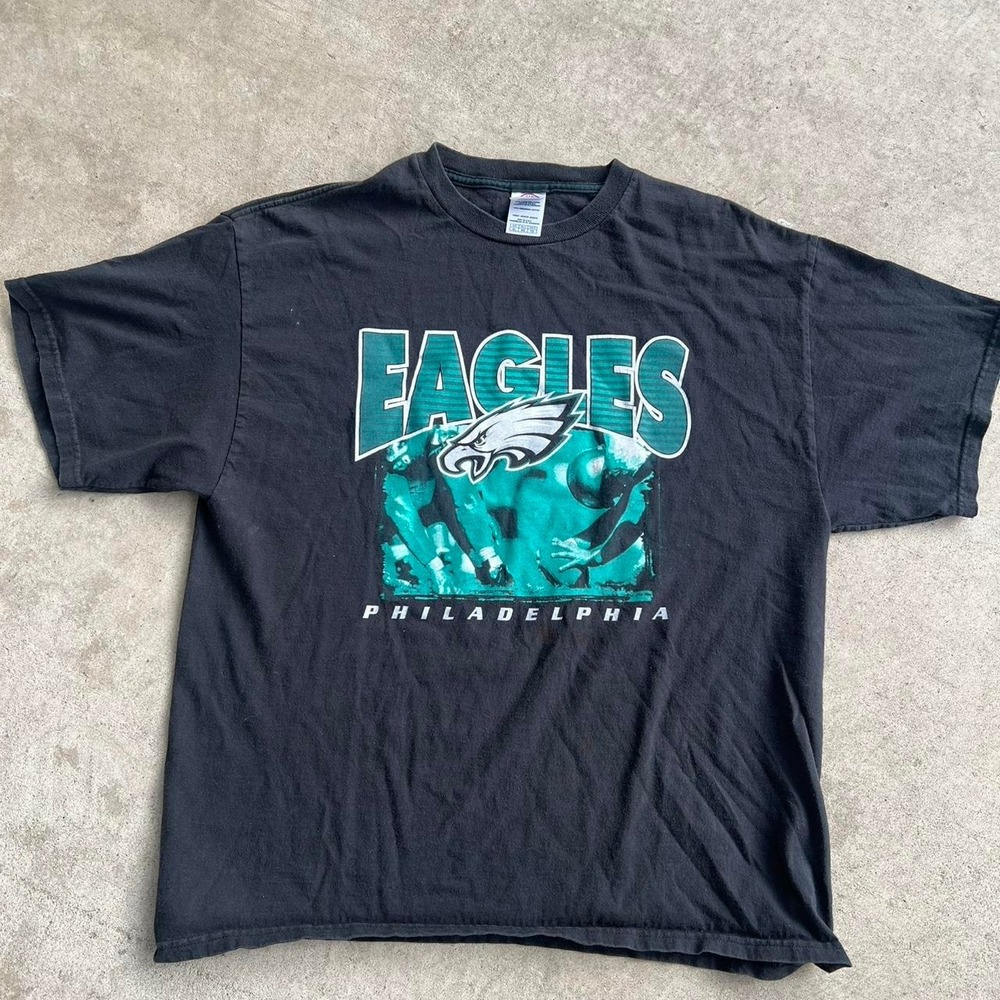 Vintage 1990s Philadelphia Eagles graphic logo t-shirt Size XL